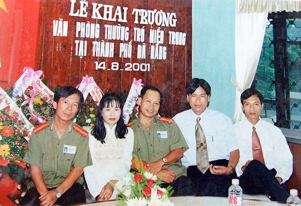 Lãnh đạo Ban Biên tập, Ban Trị sự và CBCS, nhân viên Văn phòng Báo CAND tại TP Đà Nẵng ngày thành lập, tháng 8-2001.