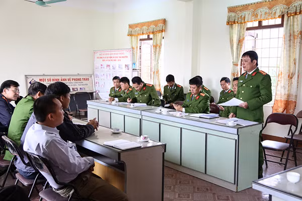 Sáng 11-11, lực lượng chức năng gồm: Công an tỉnh, Cảnh sát PC&CC tỉnh, Viện Kiểm sát, Công an thành phố Thái Nguyên… tiến hành khám nghiệm hiện trường vụ nổ lò hơi.