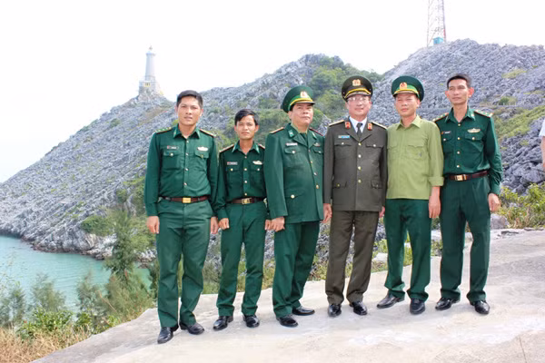 Thứ trưởng chụp với Bộ đội Biên Phòng tại đảo Long Châu. Thứ trưởng chụp với Bộ đội Biên Phòng tại đảo Long Châu.