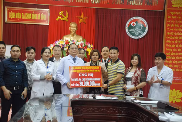 Đại diện Cộng đồng người Việt tại CHLB Đức ủng hộ “Quỹ bữa ăn cho bệnh nhân nghèo” của Bệnh viện Đa khoa tỉnh Hà Tĩnh 30 triệu đồng.