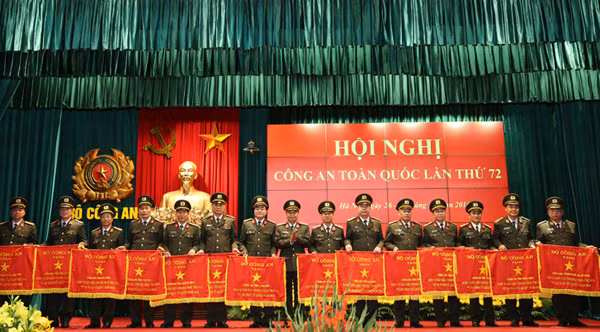Thứ trưởng Phạm Dũng trao Cờ thi đua xuất sắc của Bộ Công an tặng Công an các đơn vị, địa phương.