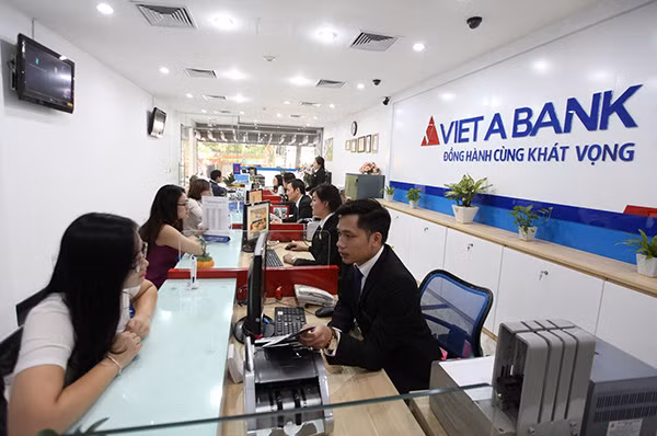 Khách hàng giao dịch tại VietABank. Khách hàng giao dịch tại VietABank.
