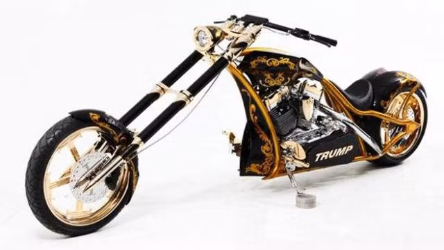 Mô tô Orange County Chopper Trump Bike sở hữu nhiều chi tiết mạ vàng 24K, với tên tân Tổng thống Mỹ khắc trên thân xe.