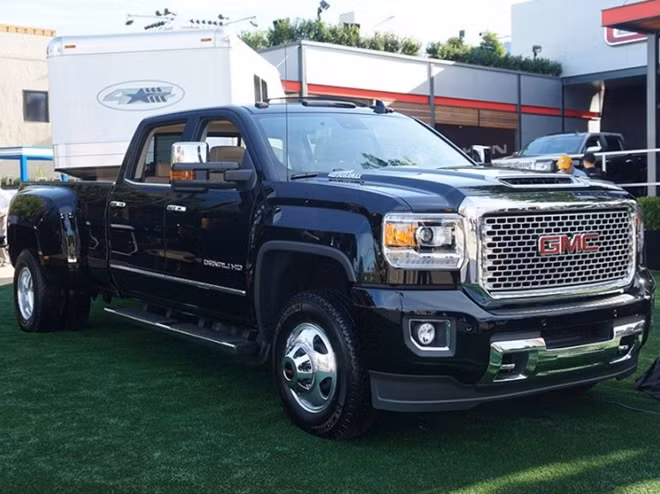 2. GMC Sierra HD with new Duramax L5P engine 2017.