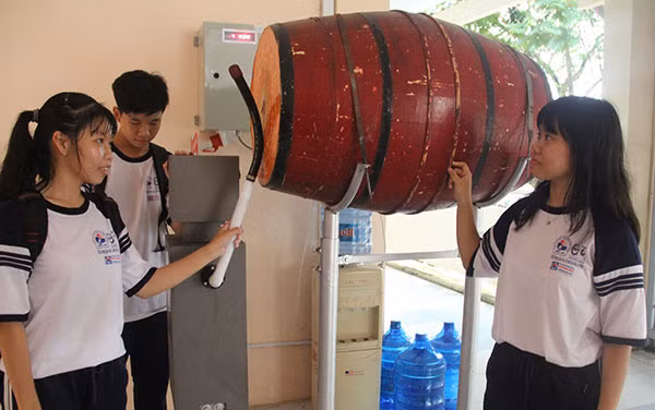 Nhiều học sinh thích thú với Robot đánh trống trường.