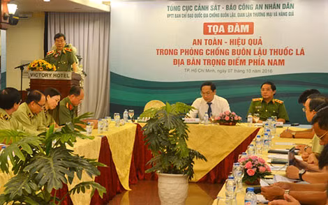 Thiếu tướng Phạm văn Miên - Tổng Biên tập Báo Công an nhân dân phát biểu khai mạc và đề dẫn nội dung tọa đàm. Thiếu tướng Phạm văn Miên - Tổng Biên tập Báo Công an nhân dân phát biểu khai mạc và đề dẫn nội dung tọa đàm.