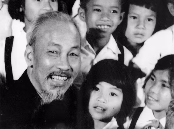 Bác Hồ với bé Minh Vân.