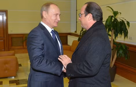 Tổng thống Nga Vladimir Putin gặp Tổng thống Pháp Francois Hollande với những cử chỉ mang tính hòa dịu.