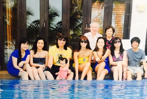 Vợ chồng nhà văn Vũ Tú Nam cùng các con cháu.