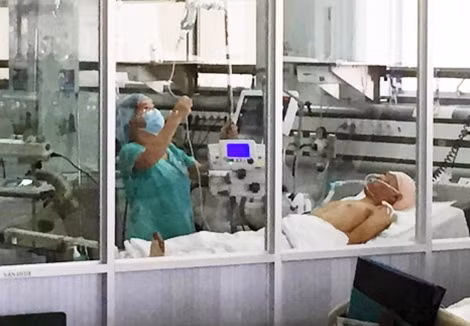 Nạn nhân Phương đang được cấp cứu tại bệnh viện.