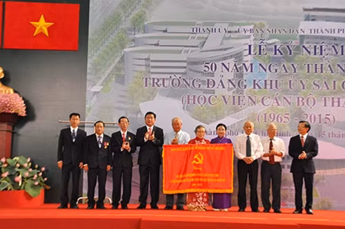 Ban Chấp hành Đảng bộ TP Hồ Chí Minh trao tặng bức trướng kỉ niệm tới tập thể giáo viên Học viện cán bộ thành phố