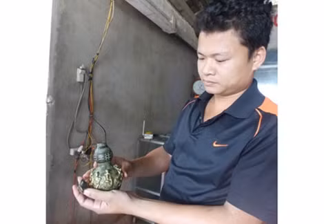 Anh Trần Công Viên bên chiếc bình hồ lô.