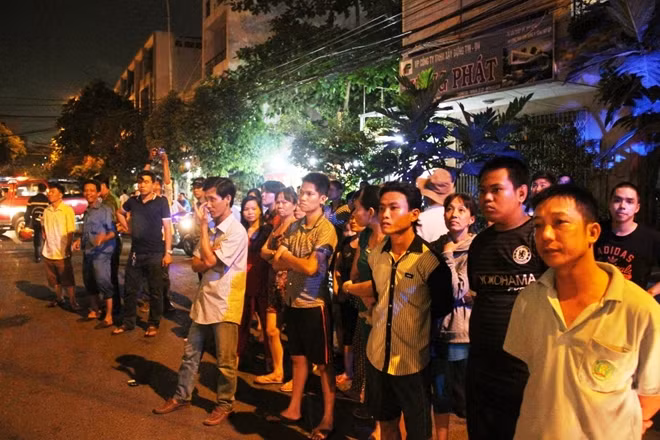 Nhiều người hiếu kỳ vây quanh theo dõi đám cháy