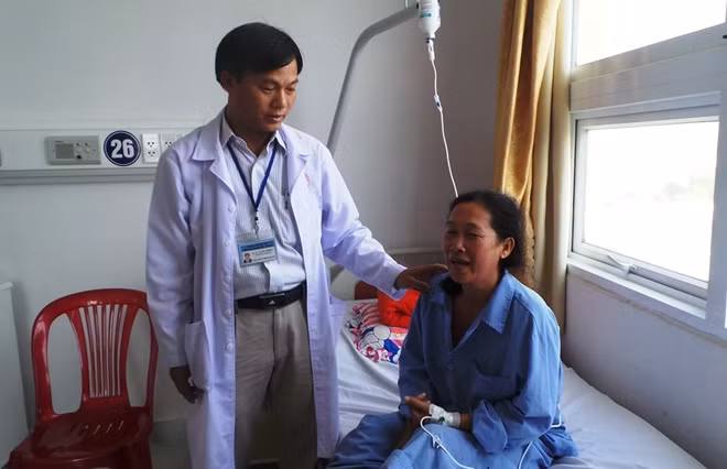 BS La Văn Phú thăm hỏi tình hình sức khỏe bệnh nhân V. sau khi phẫu thuật