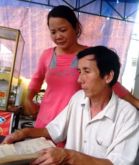 Cựu binh Trần Thiên Phụng và vợ.