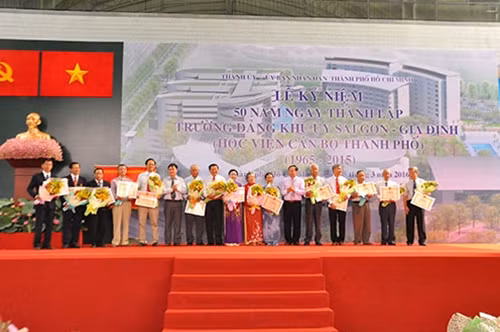 Lễ trao hoa và kỷ niệm chương cho cán bộ là lãnh đạo nhiều thời kỳ của Học viện Cán bộ thành phố