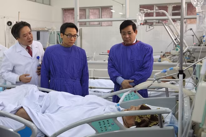 Phó Thủ tướng Vũ Đức Đam thăm hỏi bệnh nhân và kiểm tra công tác giảm tải ở BV .