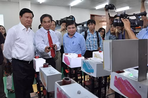 Bí thư Đinh La Thăng tham quan mô hình ứng dụng nghiên cứu khoa học vào thực tế của sinh viên trường ĐHQG TP Hồ Chí Minh