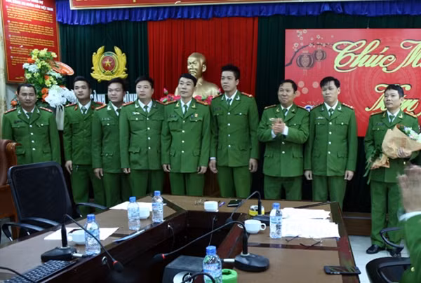 Đại tá Nguyễn Văn Coỏng khen thưởng Phòng CSHS.