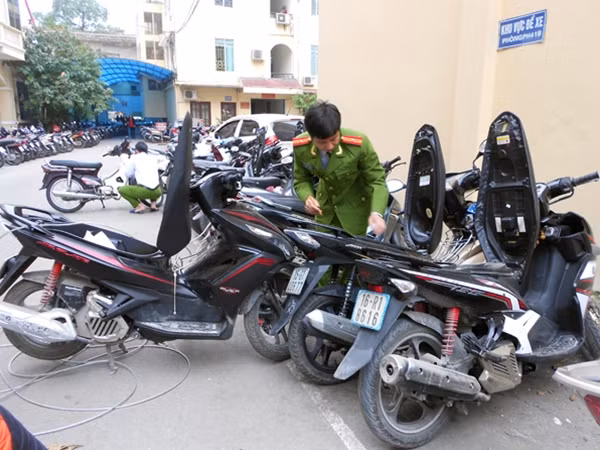Lực lượng công an đang kiểm tra tang vật.
