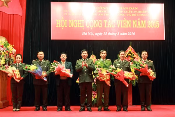 Thiếu tướng Trần Vi Dân, Tổng biên tập Tạp chí CAND tặng quà lưu niệm cho các cộng tác viên xuất sắc.