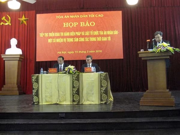 Lãnh đạo TAND tối cao chủ trì buổi họp báo ngày 15-3.