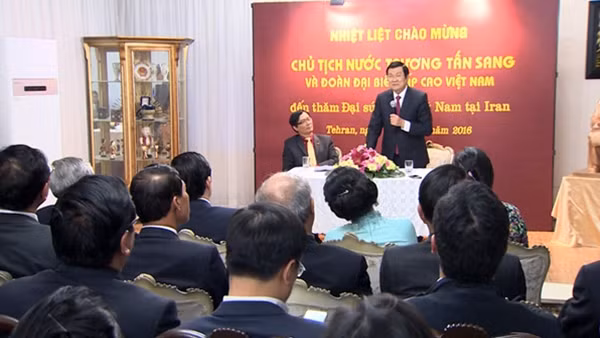 Chủ tịch nướcTrương Tấn Sang nói chuyện với cán bộ, nhân viên Đại sứ quán Việt Nam tại Iran.