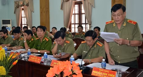 Thiếu tướng Nguyễn Văn Thân, Giám đốc Công an tỉnh Bình Thuận báo cáo tình hình công tác với đồng chí Thứ trưởng Thường trực.