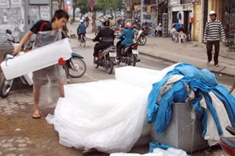 Những hình ảnh thường thấy về thực trạng kinh doanh nước đá ô nhiễm, mất vệ sinh tại địa bàn TP HCM.