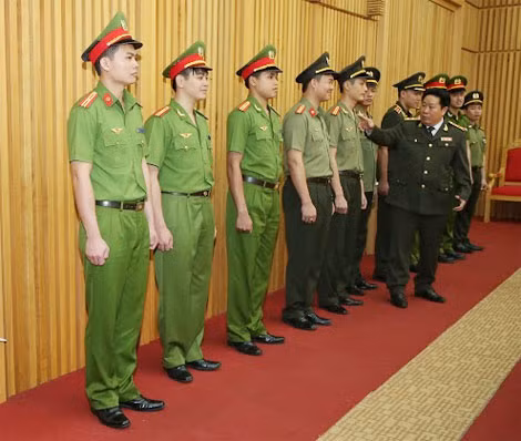Thứ trưởng Bùi Văn Thành duyệt mẫu trang phục xuân hè nam Công an nhân dân.