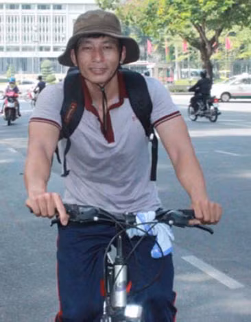 Anh Dương bắt đầu từ TP Hồ Chí Minh đi xuyên Việt bằng xe đạp. Anh Dương bắt đầu từ TP Hồ Chí Minh đi xuyên Việt bằng xe đạp.