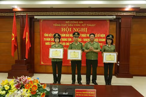 Trung tướng Nguyễn Thế Quyết, Phó Tổng cục trưởng Tổng cục Hậu cần-Kỹ thuật trao giấy khen tặng các cá nhân. Trung tướng Nguyễn Thế Quyết, Phó Tổng cục trưởng Tổng cục Hậu cần-Kỹ thuật trao giấy khen tặng các cá nhân.