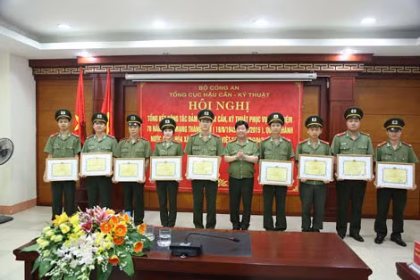 Trung tướng Nguyễn Thế Quyết, Phó Tổng cục trưởng Tổng cục Hậu cần-Kỹ thuật trao thưởng cho các tập thể, cá nhân có thành tích xuất sắc. Trung tướng Nguyễn Thế Quyết, Phó Tổng cục trưởng Tổng cục Hậu cần-Kỹ thuật trao thưởng cho các tập thể, cá nhân có thành tích xuất sắc.