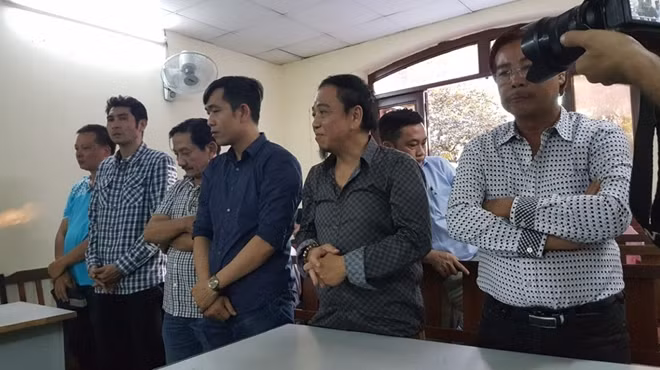 Các bị cáo tại tòa ngày 28/11