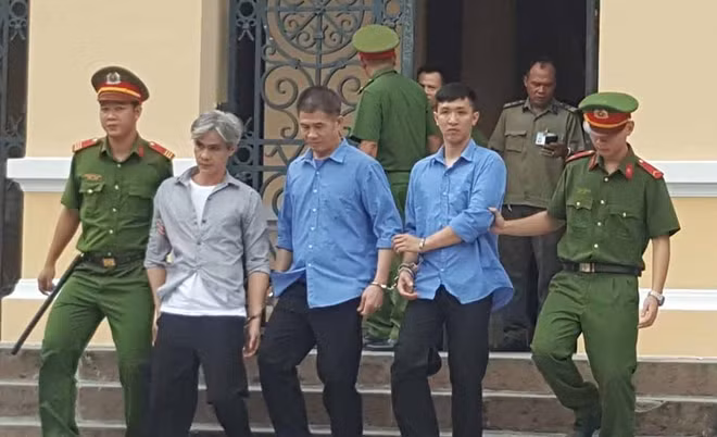 Các bị cáo dời tòa trở về trại giam