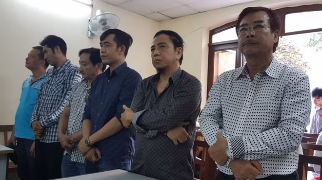 Nghệ sĩ Hồng Tơ và các con bạc đồng phạm nghe VKS luận tội