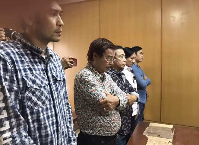 Nghệ sĩ Hồng Tơ (thứ 3 từ trái qua) và đồng phạm đang nghe HĐXX tuyên án