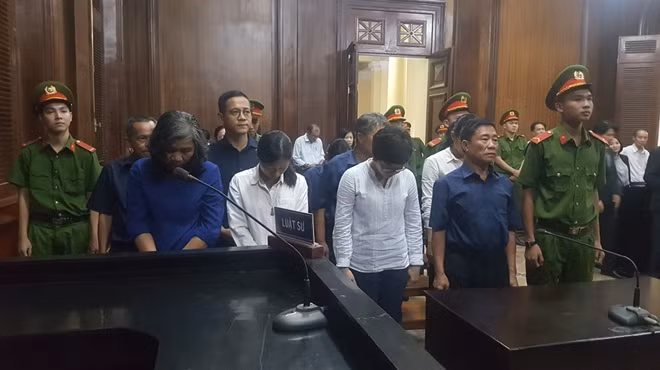 Các bị cáo nghe tòa tuyên án
