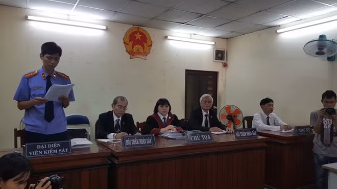 Đại diện VKS đang đọc bản luận tôi đối với Hồng Tơ và đồng phạm