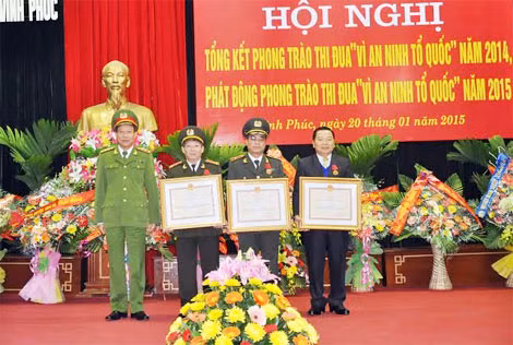 Thứ trưởng Lê Quý Vương trao Huân chương Bảo vệ Tổ quốc hạng Nhất, Nhì, Ba tặng các đồng chí lãnh đạo CA tỉnh Vĩnh Phúc.