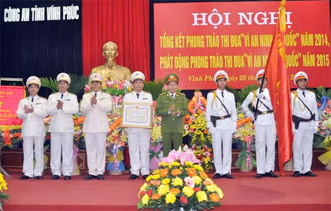 Thứ trưởng Lê Quý Vương trao Huân chương bảo vệ Tổ quốc hạng Ba tặng Phòng Cảnh sát bảo vệ và cơ động, CA tỉnh Vĩnh Phúc.