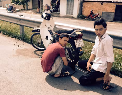 Người điều khiển xe môtô cán phải đinh phải vá xăm, thay xăm xe với giá “cắt cổ” vào sáng 15/6.
