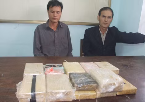 Đối tượng mua bán trái phép ma túy bị cơ quan chức năng bắt giữ. Đối tượng mua bán trái phép ma túy bị cơ quan chức năng bắt giữ.