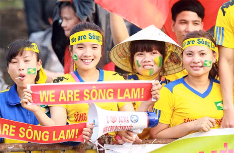 Với lực lượng CĐV hùng hậu, nội công ngoại kích, đội chủ nhà Sông Lam thi đấu hứng khởi và giành chiến thắng với tỷ số 2-0 nhờ các pha làm bàn của Mạnh Hùng và Phi Sơn.