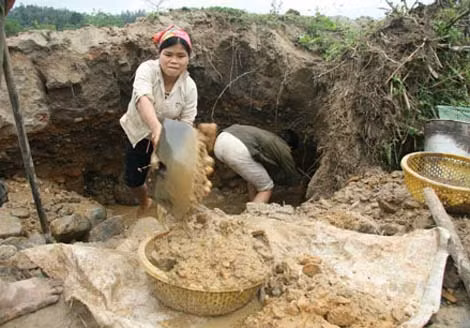 Khai thác quặng trái phép tại huyện Quỳ Hợp làm chảy máu nguồn tài nguyên quốc gia.