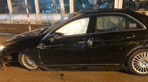 Tông ngang xe Limousine, tài xế xe con vội vàng rời khỏi hiện trường ảnh 2