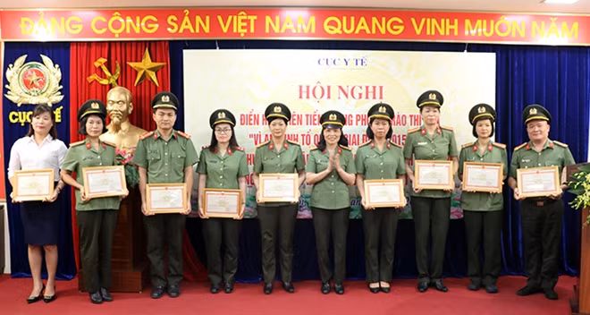 Đại tá Phạm Thị Lan Anh, Phó Cục trưởng Cục Y tế trao tặng Giấy khen của Cục trưởng Cục Y tế cho các tập thể, cá nhân đã có thành tích xuất sắc