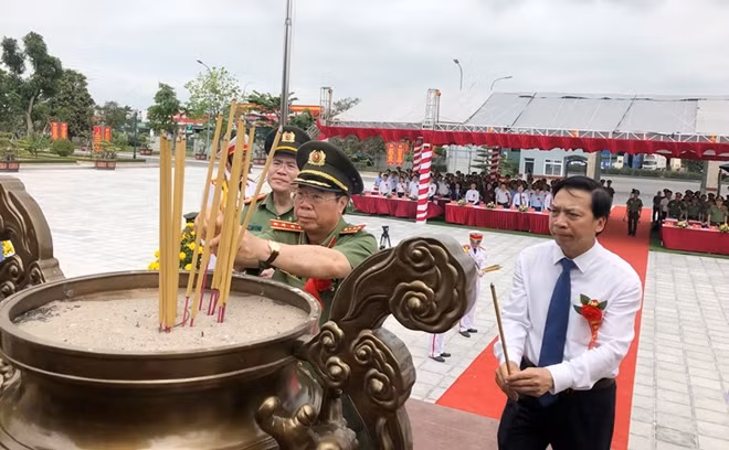 Tại buổi lễ, Thứ trưởng Bùi Văn Nam và đồng chí Trần Văn Chung cùng các đại biểu đã thành kính dâng hoa, dâng hương tại tượng đài Bác.