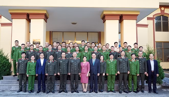 Bộ trưởng Tô Lâm cùng các đại biểu.