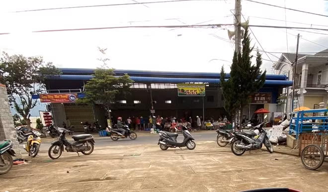 Khu chợ xây dựng trên đất hành lang an toàn giao thông QL27